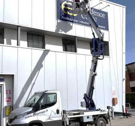 Piattaforme aeree autocarrate patente B, cestello con braccio articolato o telescopico, a noleggio Verona 