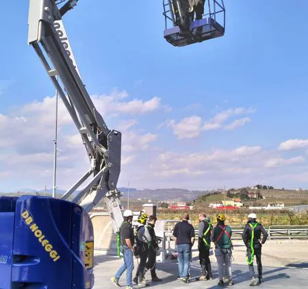 Piattaforma aerea articolata elettrica fino a 15 metri di altezza, compatta e silenziosa per lavori in quota in ambienti