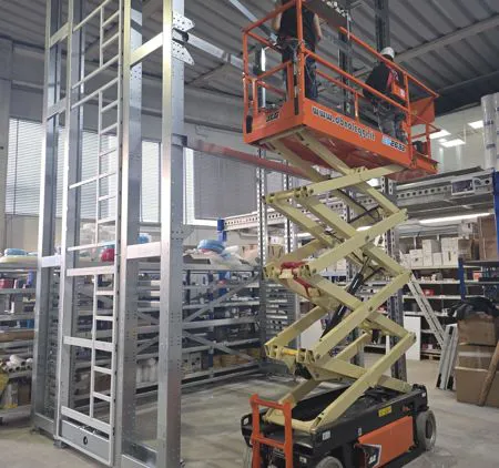 Piattaforme verticali elettriche a pantografo per lavori interni fino a 14 metri di altezza.