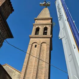 Piattaforma aerea DB Noleggi a lavoro su un campanile 