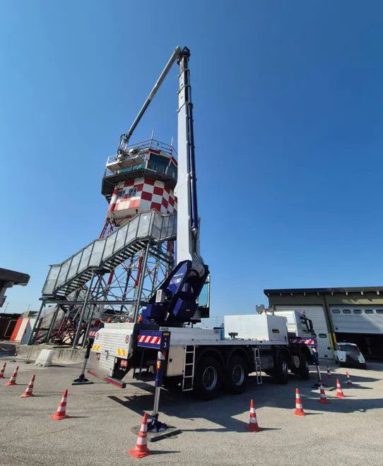 pulizia vetri torre di controllo aeroporto
